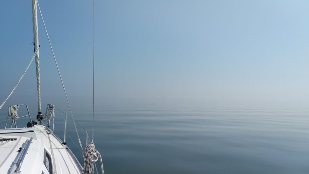 Segelboot im aufziehenden Nebel