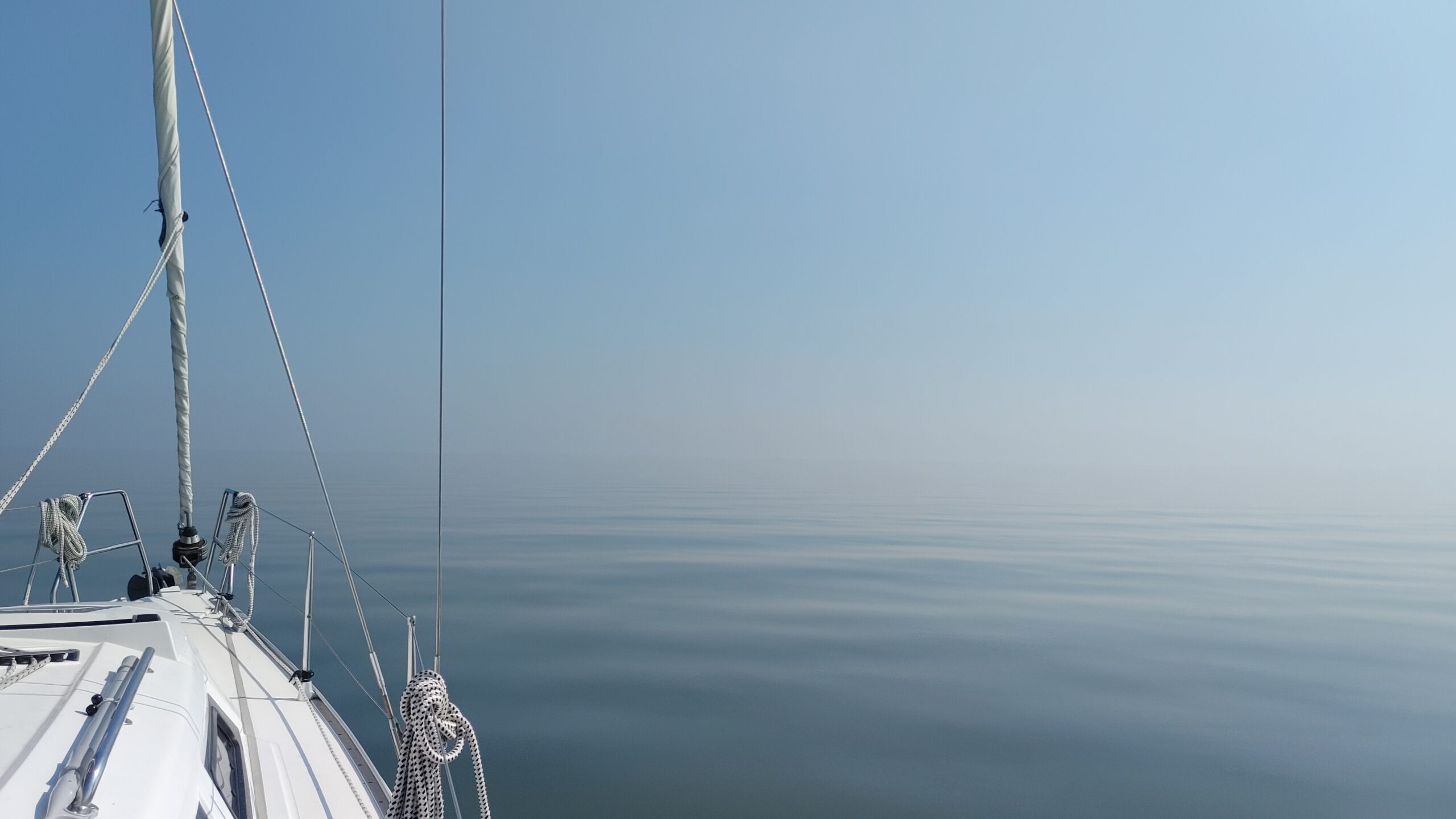 Segelboot im aufziehenden Nebel