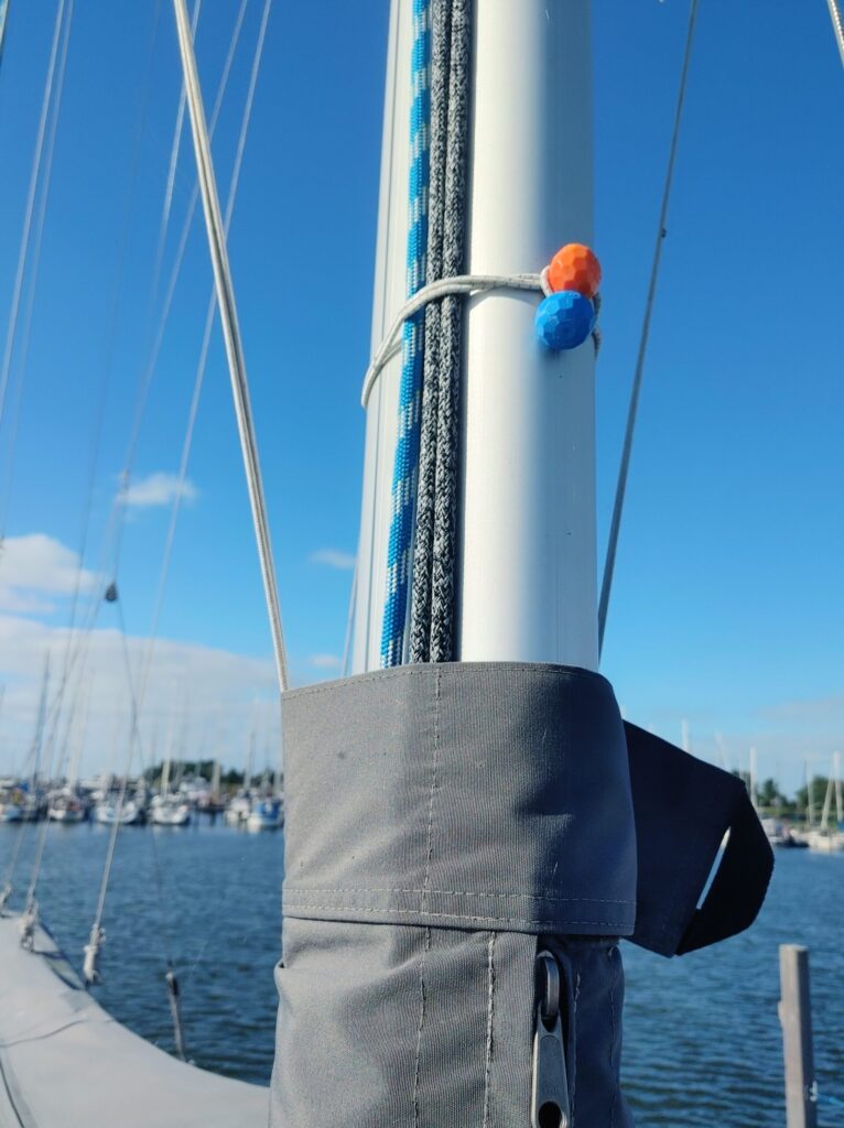 Zeising mit Kugelverschluss zum Sichern schlagender Leinen am ast