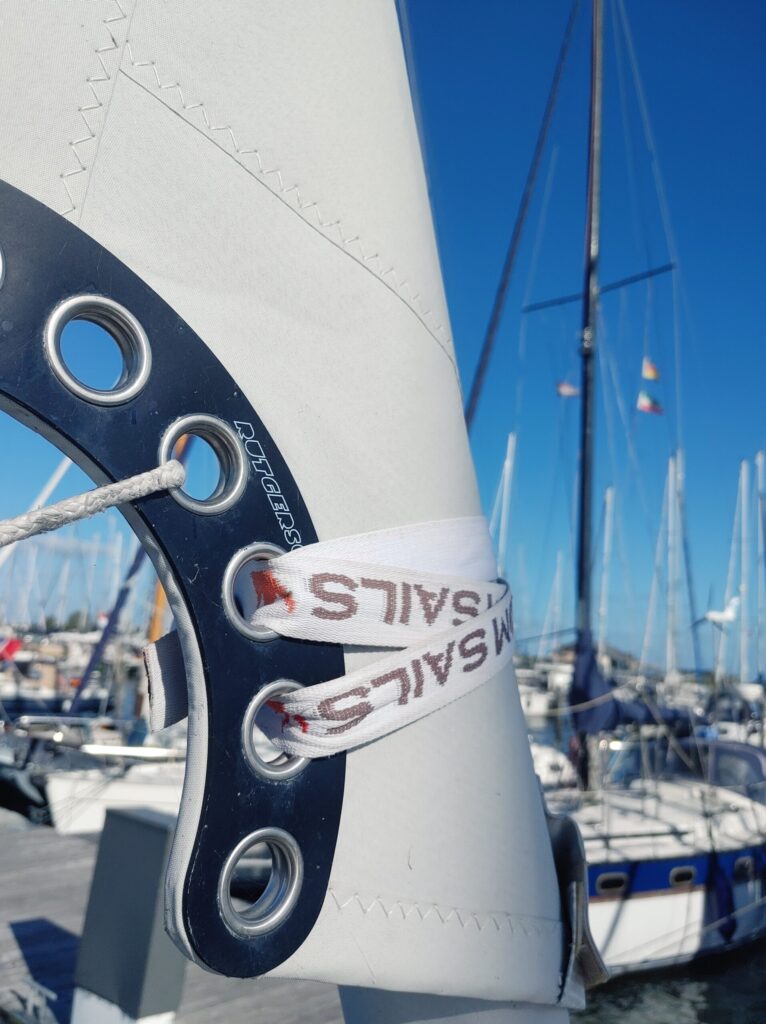 Segelbinder zum Sichern der Rollfock. 