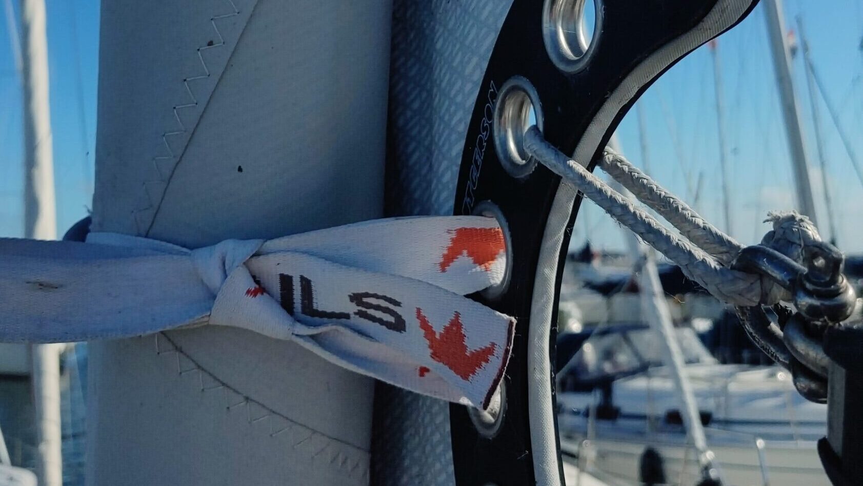 Selbst gespleißter Softschäkel an der Fockschot. Zusätzliche Sicherung mit Segelgurt