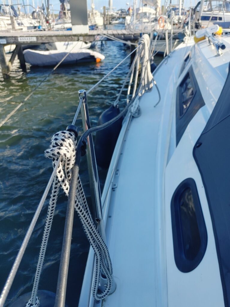 Strecktau entlang des Laufweges. Auf Charterbooten hatten wir immer eigene in der Skippertasche dabei.