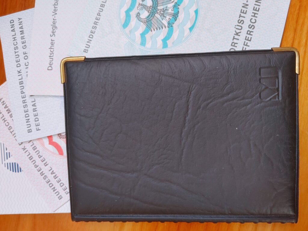 Mäppchen mit Sportbootführerscheinen und Lizenzen