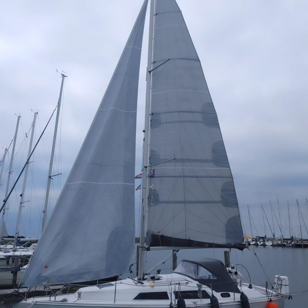 Erstes Mal auf einem Segelboot? (Teil 1) – Grundlagen, Tipps und das Leben an Bord für Anfänger 4 Fock und Großsegel einer Fahrtenyacht. Hier bei wenig Wind am Liegeplatz zur Inspektion hochgezogen.