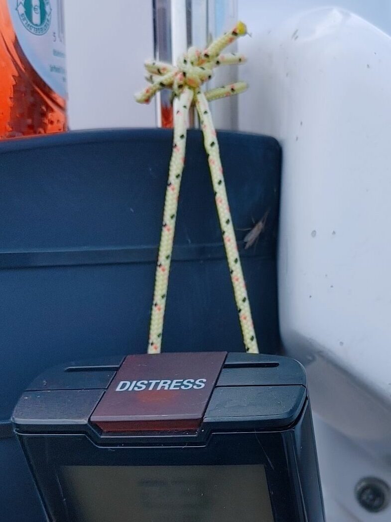 Handfunkgerät an Bändsel.